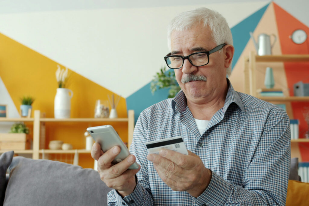 senior avec cart bancaire et telephone