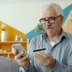 senior avec cart bancaire et telephone